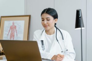 The Difference Between a Telehealth TRT Clinic and a Local Men’s Health Clinic